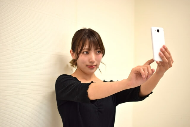 録画面接で自撮りしている女性